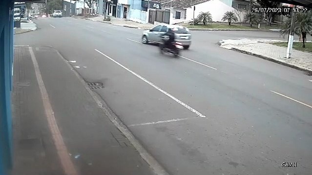Câmera mostra momento em que moto atinge lateral de carro no Cancelli
