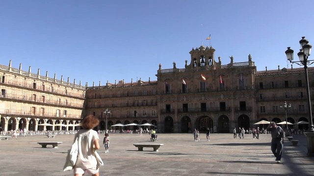 'La Mariseca' ondea en lo alto de la Plaza Mayor de Salamanca
