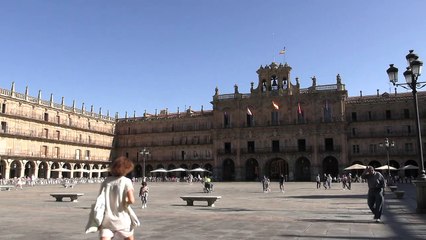 'La Mariseca' ondea en lo alto de la Plaza Mayor de Salamanca
