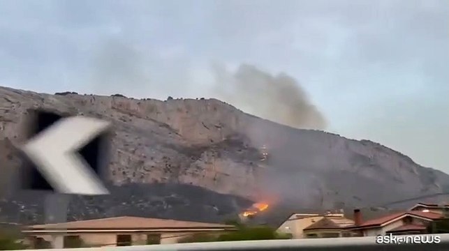 Incendi, le fiamme lambiscono anche la stele di Capaci