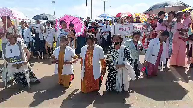 नियमितिकरण की मांग को लेकर संविदा कर्मचारियों ने घुटनों के बल चलकर निकाली
