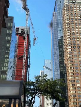 Regardez cette grue en feu qui vient de s'effondrer à New York, en pleine coeur de Manhattan en heurtant un immeuble dans sa chute
