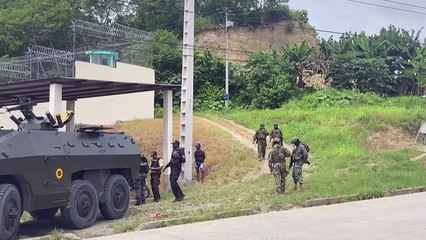 Скачать видео: مقتل 31 سجينا في مواجهات داخل سجن في الإكوادور