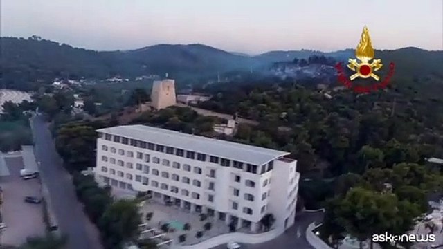 L'operazione di spegnimento dell'incendio a Vieste