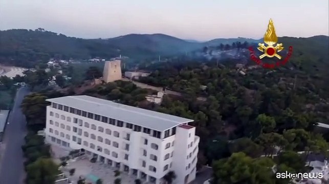 L'operazione di spegnimento dell'incendio a Vieste