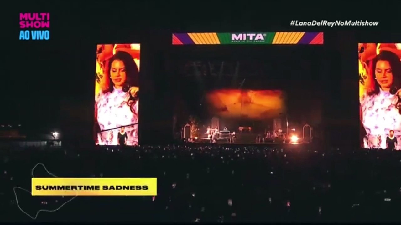 Lana Del Rey chante son tube "Summertime Sadness"