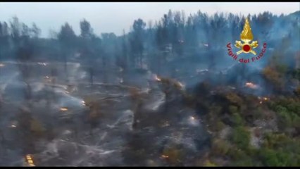 L'operazione di spegnimento dell'incendio a Vieste