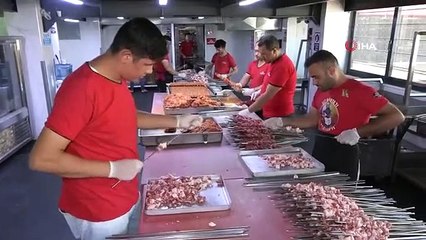 Kebapçılar sıcak havada böyle serinledi