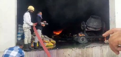 फैक्ट्री के गोदाम में भीषण आग, ग्रामीणों ने दमकलकर्मियों को रोका
