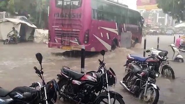 एक घंटे तेज बारिश से मौसम हुआ सुहावना, भीषण गर्मी से मिली राहत, देखें Video