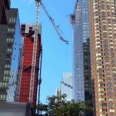 ABD'de can pazarı! Vinç metrelerce yüksekten kalabalığın üzerine düştü