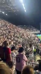 La curiosa reacción de los hinchas tras la salida de Messi