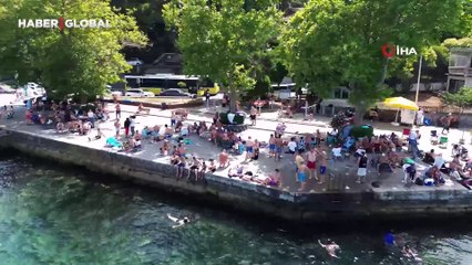 Sıcaktan bunalan İstanbullular Boğaz'a girerek serinledi
