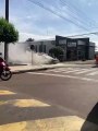 Carro pega fogo no centro de Goioerê