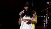 La chanteuse Monica interrompt son concert pour venir en aide à une spectatrice victime de coups par son compagnon (et on lui dit bravo)
