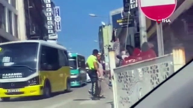 Yolun karşısına geçmeye çalışan görme engelli vatandaşın yardımına polis yetişti