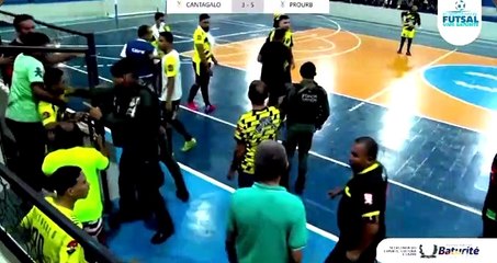 VÍDEO: PM dispara tiro para acabar com confusão entre jogadores e árbitro em partida