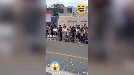 Elaboran maqueta de huaico en desfile de Fiestas Patrias