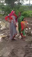 मरार टोला तक नहीं पहुंची एंबुलेंस, प्रसव पीड़ा से कराहती महिला को दो किमी पैदल चलना पड़ा