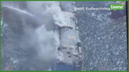 Vue aérienne de l'incendie sur un cargo au large des Pays-Bas