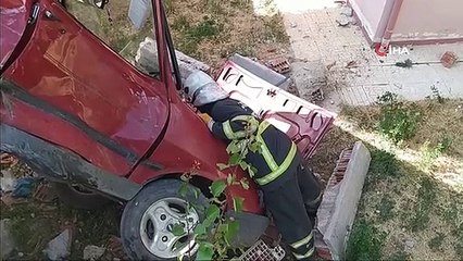 Kaza sonucu araç bahçeye uçtu, 1 yaralı