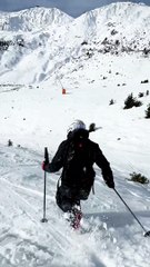 Le skieur ne peut pas tout à fait coller l'atterrissage