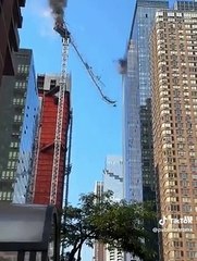 Grúa se desploma de edificio y deja 6 heridos en New York.