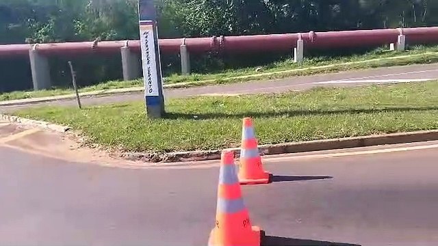 Motociclista fica ferido após bater em veículos estacionados em Umuarama