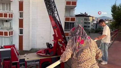 Apartmanda yangın paniği: Bina sakinleri tahliye edildi, mahsur kalan 1 çocuk kurtarıldı