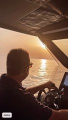 O... καπετάν Γιώργος Λιάγκας σε νέες περιπέτειες: Οδηγεί το σκάφος του & απολαμβάνει το ηλιοβασίλεμα