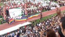 ODTÜ'lü öğrenciler, bütün engelleme girişimlerine rağmen mezuniyet töreninde LGBTİ  bayrağı açtı