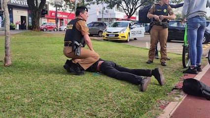 Homem é contido por populares enquanto praticava furto na Avenida Brasil