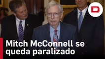 El senador Mitch McConnell se queda paralizado durante una rueda de prensa