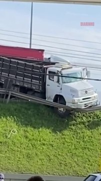 Caminhão incendia na BR 101, carreta carregada tomba na 470 e mais