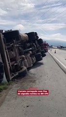 Carreta carregada com fios de algodão tomba na BR 470