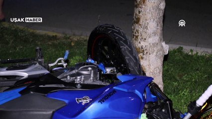 Uşak'ta ağaca çarpan motosikletteki 2 kişi yaralandı