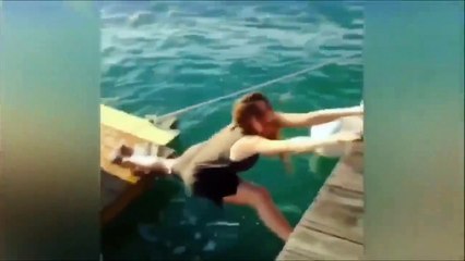 CHICA HACE UNA POSTURA DE YOGA Y MIRA QUE PASA AL FINAL