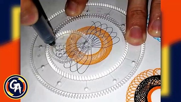 CREANDO con un espirógrafo un mandala naranja y azul oscuro. CREATING with a spirograph an orange and dark blue mandala.