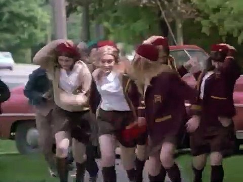 Les Filles font la loi Bande-annonce (EN)