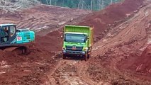 Jalan tambang nikel morowali, Dump truck hino