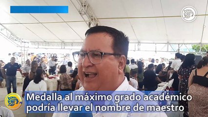 Medalla al máximo grado académico podría llevar el nombre de maestro destacado en Agua Dulce