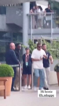 Kylian Mbappé s'arrête saluer les supporters - Foot - PSG #KylinMbappe #PSG