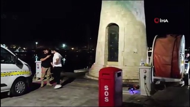 Muğla'nın Marmaris ilçesinde çıkan silahlı ve satırlı kavgada 2 kişi hayatını kaybederken, 1 kişi de yaralandı. Olay, Tepe Mahallesi Belediye Yat Limanı bölgesinde gece saatlerinde meydana geldi. Edinilen bilgiye göre, alkollü olduk