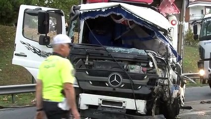 Esenyurt'ta sebze yüklü kamyonun kaza sonucu devrilmesi: 1 ölü, 1 yaralı