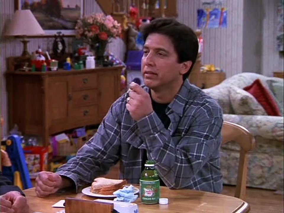 Alle lieben Raymond S02E06-Was sich liebt, das neckt sich