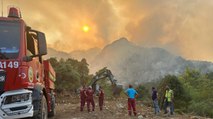 Kemer'deki orman yangınına havadan ve karadan müdahale sürüyor