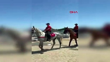 Yumurtalık Sahilinde Atlı Polisler Güvenliği Sağlıyor