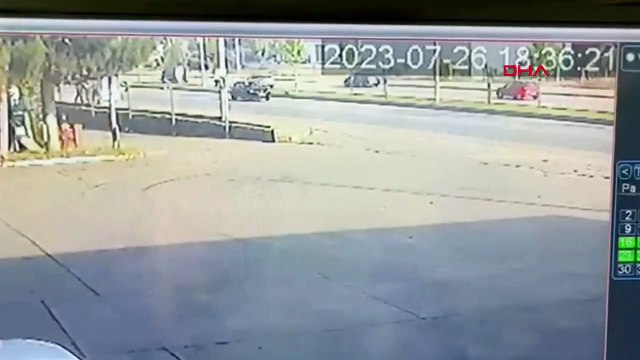 İnegöl'de otomobil servis midibüsüne çarptı