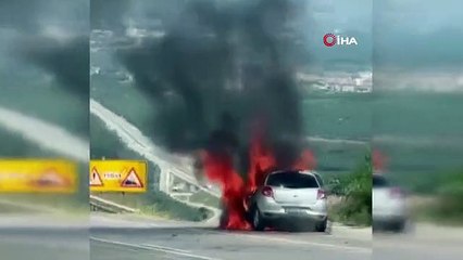 Seyir halindeki otomobil alev topuna döndü