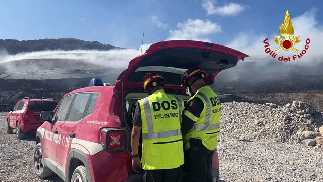 Canadair in azione alla discarica di Bellolampo